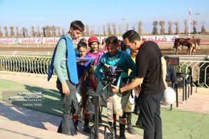 چابکسواران 300x200 - رقابت&zwnj;های نفس&zwnj;گیر اسب&zwnj;ها برای کسب جوایز میلیاردی